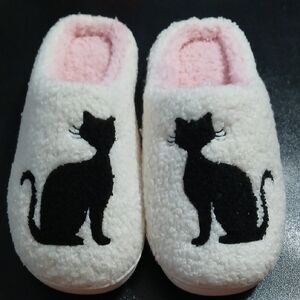 Plush Cat Slip-On Slippers for Women - Medium 7/8